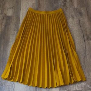 Perfect pleated skirt. Versatile, business to fun all in one.